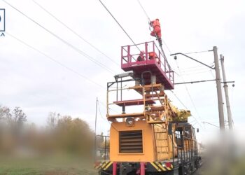 Залізниця після прильотів – як відновлюють контактну мережу