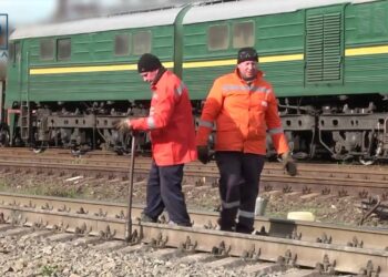 Залізниця після прильотів – як відновлюють контактну мережу