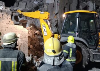 Закінчено рятувальну операцію на місці ракетного удару у Краматорську: з-під завалів будинку дістали тіло жінки