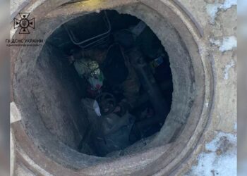 У Нікополі надзвичайники визволили містянина з занедбаного люку