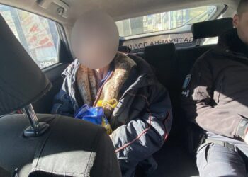 Хвилинка добра: патрульні допомогли дідусю, в якого на вулиці зламався інвалідний візок
