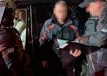 ДБР затримало «ділків», які  серед іншого продавали військовим яйця по 17 гривень за штуку