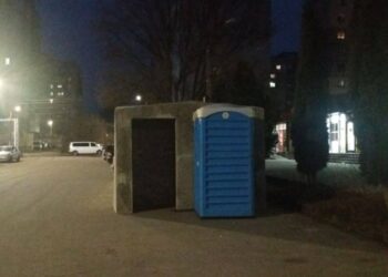 У Дніпрі встановлюють вбиральні біля бетонних укриттів (ФОТО)