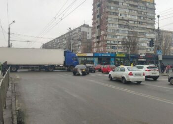У Дніпрі на перехресті Калинової та Образцова дорогу не поділили фура та кілька легковиків