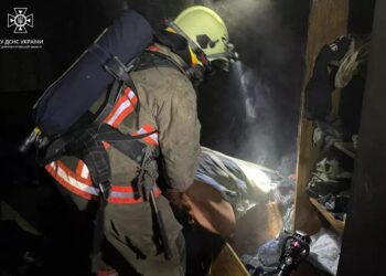 У Покрові з палаючої квартири врятували чоловіка та жінку