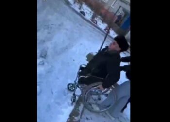 У Марганці неповнолітні дівчата жорстоко познущались над безпорадним чоловіком, скинувши його з інвалідного візка