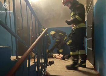 Під час пожежі на Каверіна вогнеборці врятували літнього чоловіка