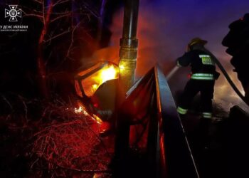 У Дніпрі водій тікав від поліції та в’їхав в огорожу: авто згоріло