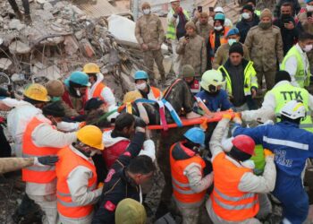 Українські рятувальники з-під завалів у турецькій Антак’ї визволили жінку