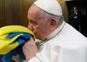 Папі Римському Франциску подарували браслет з «Азовсталі»