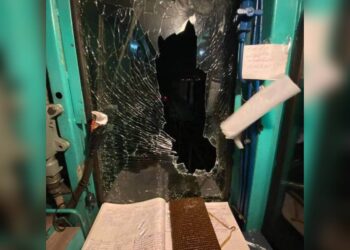 У Кам’янському поліція розшукала підлітків, які жбурляли каміння у поїзди та розбили скло