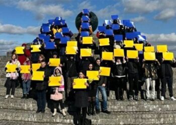 Біля “Кулі бажань” у Дніпрі пройшов флешмоб на честь Героїв Небесної Сотні