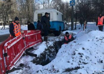 У Дніпрі комунальники ліквідують аварію на кабельній лінії по Краснопільській