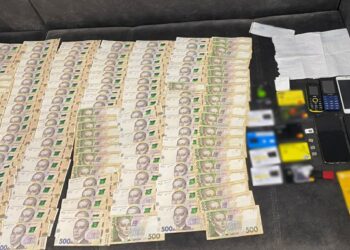 Троє шахраїв із Кам’янського продавали неіснуючі товари й послуги: зловмисників затримано