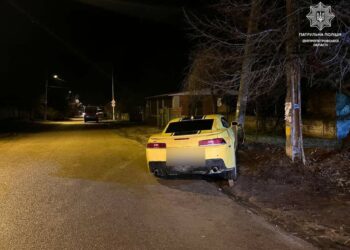 У Дніпрі п’яний водій влетів у електроопору та тікав від поліцейських