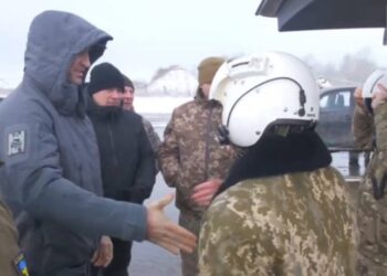 Володимир Кличко та «Українська команда» привезли бригаді ім. Сікорського шоломи для пілотів