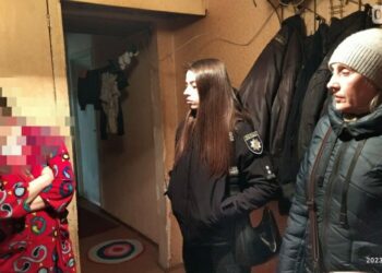 Юні криворіжці жебракували біля ТРЦ