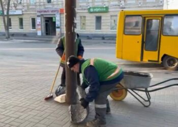 У Павлограді дівчата побили урни для сміття