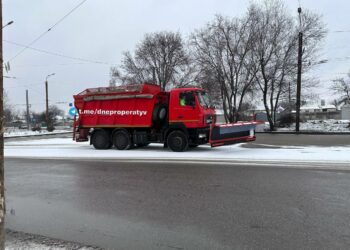 У Дніпрі автовласників просять прибрати автівки з узбіч доріг