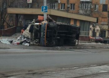 У Дніпрі вантажівка врізалася у стовб і перекинулася