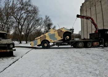 Музей АТО у Дніпрі передав експонат-броньовик бригаді ТрО
