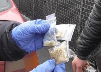 Дніпрянин перевозив наркотики через блокпост та намагався дати хабар поліції