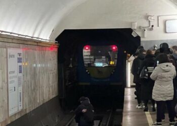 За крок до трагедії: дівчина стрибнула на рейки у київському метро