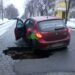 На Грушевського у Дніпрі автівка ледь не провалилася під землю