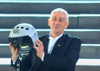 Зеленський подарував парламенту Британії шолом українського льотчика-героя