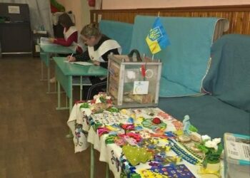 «Гривня Перемоги»: в одному з криворізьких «Пунктів незламності» волонтери збирають на допомогу ЗСУ банкноти, які виходять із обігу
