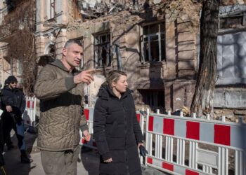 Кличко зустрівся з головою МЗС Канади і показав наслідки російських атак: Зброя потрібна якнайшвидше
