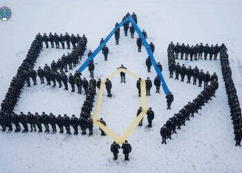 У Дніпрі майбутні правоохоронці влаштували флешмоб до Дня Державного Герба