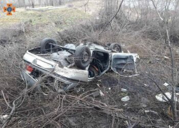 У Кам’янському авто перекинулося на дах: водія діставали рятувальники