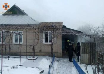 На пожежі у Синельніківському районі літня жінка отруїлася продуктами горіння