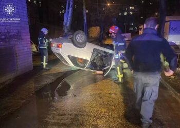 ДТП з перекинутим авто та втеча водія: подробиці від ДСНС