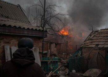 Бійці 93-ої бригади у Бахмуті допомогли чоловіку, який постраждав під час ворожої атаки