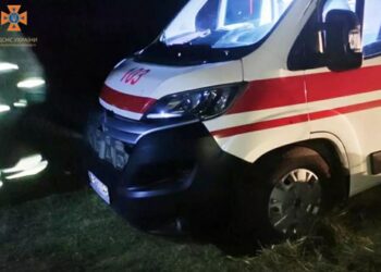 На Криворіжжі рятувальники допомогли медикам, які потрапили у пастку