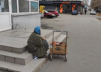 У Дніпрі бабуся продає свої запаси харчів, аби допомогти ЗСУ