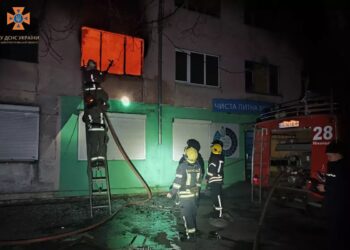 У Нікополі врятували жінку під час сильної пожежі