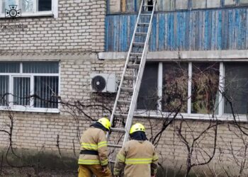 На Криворіжжі визволяли матусю, яку малюк зачинив на балконі