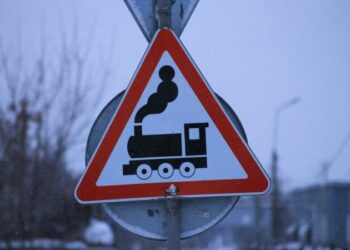 У Новомосковську невідомі з автівки обстріляли залізничний переїзд