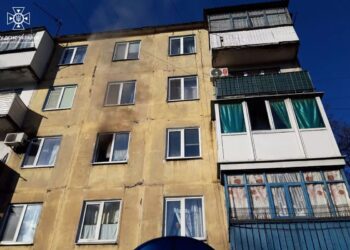 На пожежі у Першотравенську вогнеборці врятували власника квартири