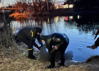 У Дніпрі дістали з каналу тіло невідомого чоловіка