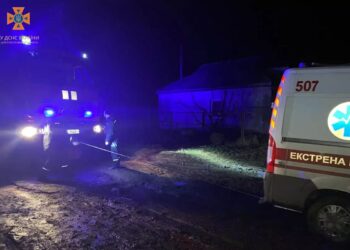 У П’ятихатках надзвичайники витягли з багнюки «карету» швидкої