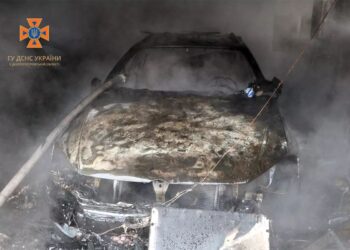 У Дніпрі в приватному гаражі згоріли дві автівки