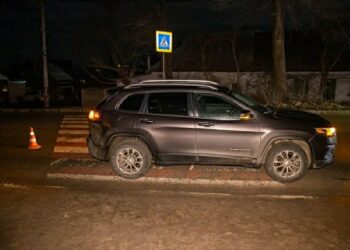 У Дніпрі Jeep збив двох дівчат на зебрі