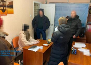 Дніпрянка допомагала ухилянтам втекти за кордон, приписуючи їм інвалідність