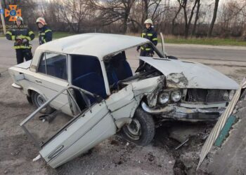 У Кам’янському «ВАЗ 2103» влетів у бетонну огорожу: постраждали водій та пасажир автівки