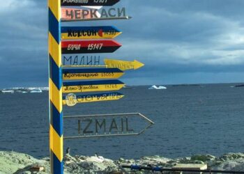 Українські полярники дерусифікували вказівник в Антарктиді