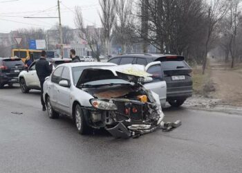 У Дніпрі Nissan врізався в автобус №73 з пасажирами